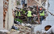 Фото 17: Непридатні для відновлення будинки, які росія зруйнувала у Львові 4 вересня, демонтовують: на їх місці буде громадський простір (відео)