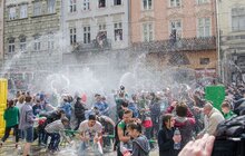 Фото 4: У Львові на пл. Ринок - «Поливаний понеділок»