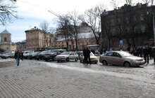 Фото 11: У Львові закликають водіїв не паркувати автомобілі у не відведених для цього місцях