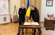 Фото 2: Тімоті Снайдер залишив запис у Книзі почесних гостей Львова та висадив дерево у центрі міста
