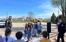 Фото 2: Офіцери Львівської громади навчають школярів правил дорожнього руху