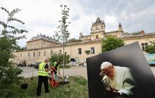 Фото 1: У Львові висадили тюльпанове дерево на честь 25-річчя візиту Папи Івана Павла ІІ