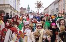 Фото 1: Головний різдвяний дідух вже встановили у Львові (відео)