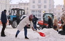 Фото 7: В обідню перерву працівники мерії долучилися до прибирання снігу у Львові (відео)