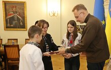Фото 9: Дев’ятьом родинам полеглих захисників у мерії Львова вручили державні нагороди
