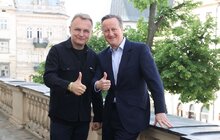 Фото 3: Девід Камерон у Львові залишив запис у Книзі почесних гостей та висадив дерево