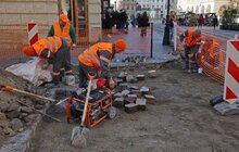 Фото 4: Для людей на кріслах колісних, для батьків із візочками та для туристів з валізами: на площі Ринок почали облаштовувати доріжки доступності (відео)