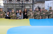 Фото 3: На площі Ринок розгорнули найбільший у Львові прапор України до Дня Державного Гімну (фото/відео)