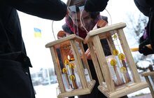 Фото 5: Вифлеємський вогонь миру першими отримали рідні полеглих захисників України на Личаківському цвинтарі