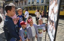 Фото 3: У центрі Львова відкрили фотовиставку про прийомні сім’ї та тих, хто дарує дітям любов