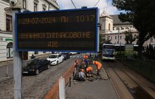 Фото 4: Зупинку на пл. Соборній роблять доступною: трамваї №3 та №8 тимчасово змінили кінцеву зупинку (відео)