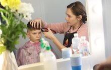Фото 4: Турбота і краса: для мешканців модульного містечка на Сихові діє безкоштовна перукарня (відео)
