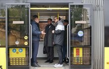 Фото 8: Швейцарія безоплатно передасть Львову 11 трамваїв: сьогодні у мерії підписали угоду