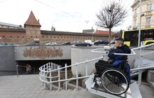 Фото 2: У центрі Львова, у підземному переході, встановили два електричні підйомники