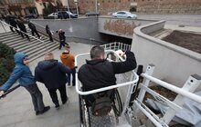 Фото 10: У центрі Львова, у підземному переході, встановили два електричні підйомники