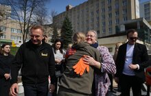 Фото 8: Біля корпусу реабілітації НЕЗЛАМНІ ростимуть дерева трьох міністерств та Червоного Хреста