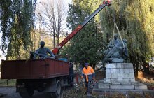 Фото 5: У Львові з Пагорбу слави демонтували три радянські пам’ятники: скульптури поповнять експозицію музею «Територія терору» (відео)