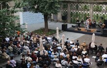 Фото 2: Ніно Катамадзе дала безкоштовний концерт для поранених військових у дворику львівської Ратуші (фото/​відео)