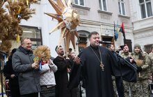 Фото 20: На площі Ангелів встановили головного різдвяного дідуха Львова (фото/відео)
