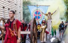 Фото 23: Центром Львова пройшла карнавальна хода: стартував 30-ий Міжнародний театральний фестиваль «Золотий лев»