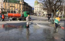 Фото 20: Комунальні служби дезінфікують місто: миють вулиці, тротуари, зупинки транспорту, сходові клітки будинків