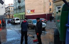 Фото 5: Комунальні служби Львова проводять миття вулиць