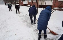 Фото 1: Працівники Львівської мерії долучились до прибирання міста від снігу