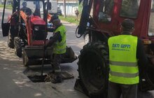 Фото 10: У Львові очистили близько 9 тисяч дощоприймачів: з них витягували не лише пісок, а й пляшки, пластиковий посуд та навіть айфон
