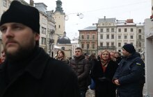 Фото 10: Впродовж дня охочі можуть набрати свяченої води з резервуару на площі Ринок