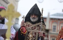 Фото 17: Впродовж дня охочі можуть набрати свяченої води з резервуару на площі Ринок