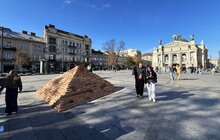 Фото 4: На площі перед Оперним театром з’явився мистецький об'єкт «Говерла»