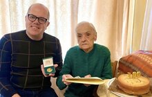 Фото 11: Людина, яка приносить свято: Іван Фасольник вже 18 років вітає столітніх львів’ян з їх днем народження