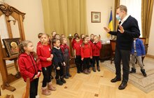 Фото 1: До львівської Ратуші завітали школярі зі «Школи вільних і небайдужих»