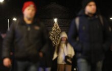 Фото 3: Львівську ялинку прикрасили стилізованим протитанковим їжаком