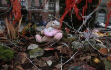 Фото 7: У Львові презентували особливу карту України із колючим дротом та закривавленими ляльками