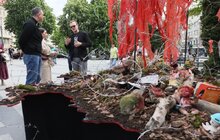 Фото 11: У Львові презентували особливу карту України із колючим дротом та закривавленими ляльками