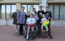 Фото 1: Мама з донькою, які під час ракетного обстрілу росіян втратили ноги, поїхали на протезування до США