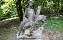 Фото 1: У парку «Залізна вода» відреставрують скульптуру дівчини з косулею