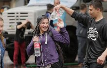 Фото 10: У Львові на пл Ринок триває «Поливаний понеділок»