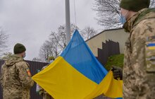Фото 6: На Меморіалі пам’яті Героїв Небесної Сотні традиційно підняли синьо-жовтий стяг