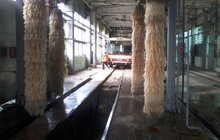 Фото 1: Міські трамваї та тролейбуси миють у дві зміни 