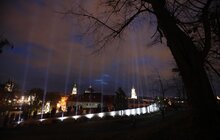 Фото 2: У Львові на Меморіалі пам’яті Героїв Небесної Сотні в небо зринули десятки світлових променів