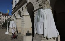 Фото 3: Львівських левів одягнули у вишиванки