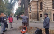 Фото 1: Спеціальним імпульсним томографом для виявлення аварійності дерев обстежили ялини у Ботанічному саду Лісотехнічного університету