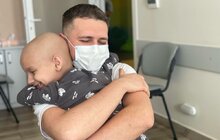Фото 1: Дитина, якій львівські медики успішно пересадили кістковий мозок, готується до 1-го класу