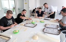 Фото 12: Пацієнти центру НЕЗЛАМНІ спробували новий вид реабілітації – готування їжі