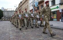 Фото 11: Сьогодні у Львові військовослужбовці 80-тої окремої десантно-штурмової бригади пройшли урочистою ходою з нагоди повернення з району виконання завдань під час операції Об’єднаних сил