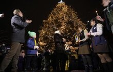 Фото 4: У Львові засвітили центральну міську ялинку, а також передали громаді міста Вифлеємський вогонь миру