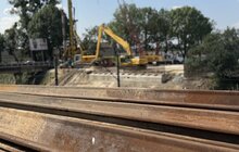 Фото 3: Будівництво шляхопроводу на Рясне: роботи тривають з обох сторін майбутньої споруди