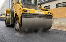 Фото 7: На вул. Залізничній стелять нижній шар асфальту